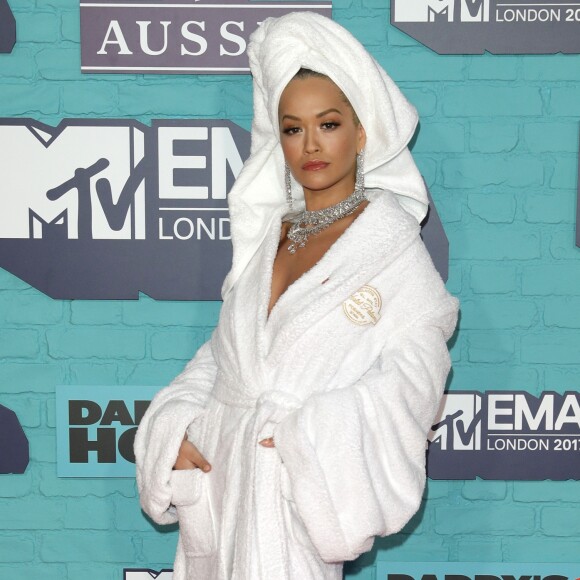 Anfitriã da premiação, Rita Ora agitou público com as músicas 'Your Song' e 'Anywhere', lançadas por ela este ano