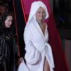 Rita Ora recebeu ajuda para não pisar no roupão ao chegar no EMA 2017