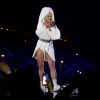 Rita Ora deixa pernas à mostra em roupão de banho com versão mais curta