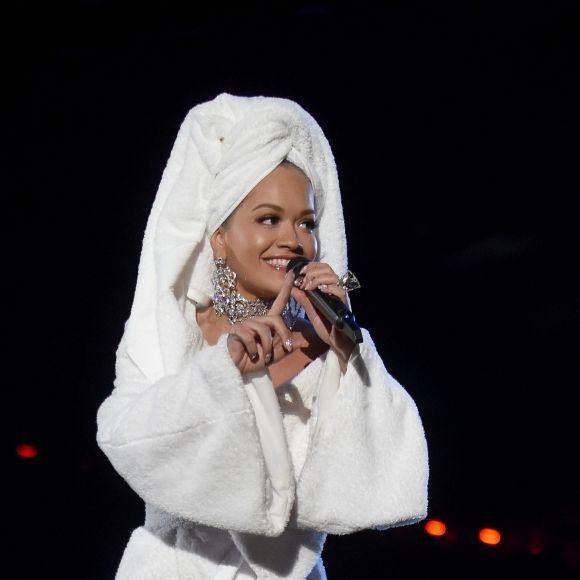 Rita Ora deixa pernas à mostra em roupão de banho com versão mais curta