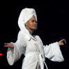 Rita Ora elege toalha enrolada na cabeça e roupão de banho, da marca Palomo Spain, para apresentar o Europe Music Awards 2017, premiação realizada na SSE Arena, em Londres, na noite deste domingo, 12 de novembro de 2017