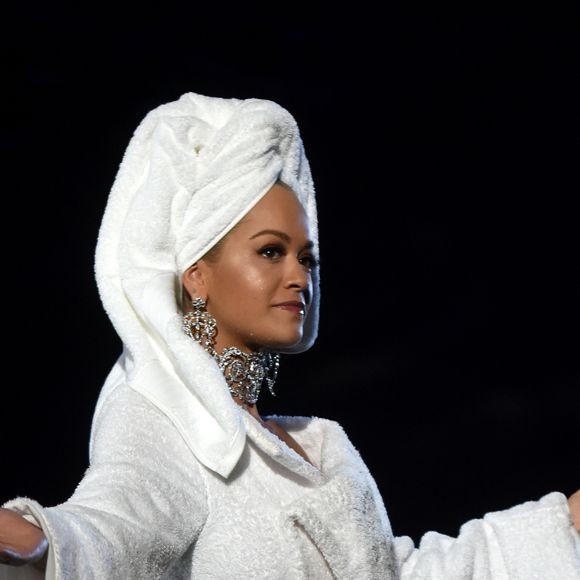 Rita Ora elege toalha enrolada na cabeça e roupão de banho, da marca Palomo Spain, para apresentar o Europe Music Awards 2017, premiação realizada na SSE Arena, em Londres, na noite deste domingo, 12 de novembro de 2017