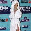 Rita Ora chama atenção por chegar de roupão de banho no EMA 2017