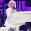 'Nós precisamos lembrar que existem coisas mais importante do que o show business', refletiu Lady Gaga