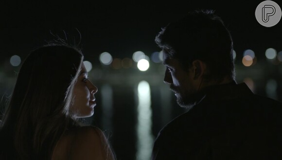 Renato (Rafael Cardoso) não resiste e beija Lívia (Grazi Massafera): 'Clara (Bianca Bin) não tá mais aqui. Ficou você. E eu', na novela 'O Outro Lado do Paraíso'