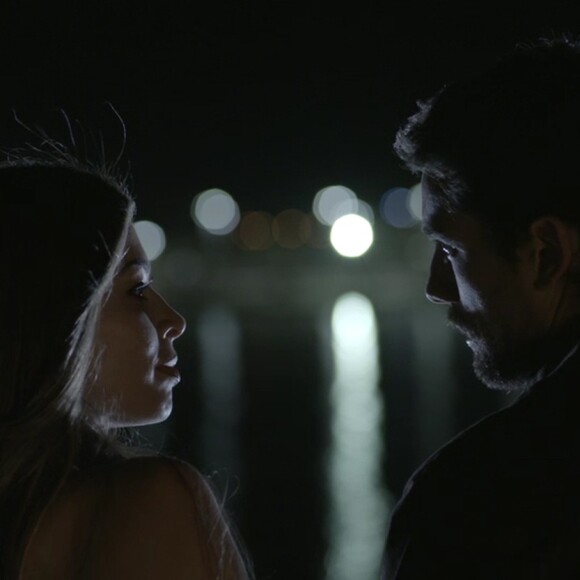 Renato (Rafael Cardoso) não resiste e beija Lívia (Grazi Massafera): 'Clara (Bianca Bin) não tá mais aqui. Ficou você. E eu', na novela 'O Outro Lado do Paraíso'