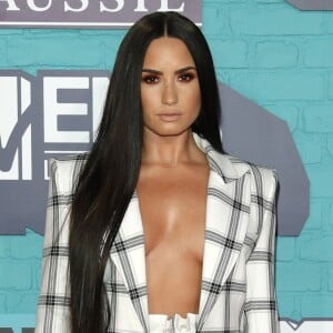 Demi Lovato subiu ao palco da premiação para fazer uma performance de 'Sorry Not Sorry', faixa do álbum 'Tell Me You Love'