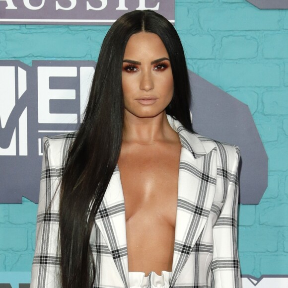 Demi Lovato subiu ao palco da premiação para fazer uma performance de 'Sorry Not Sorry', faixa do álbum 'Tell Me You Love'