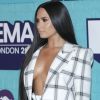 Demi Lovato deixou boa forma em evidência ao apostar em terno com decote profundo