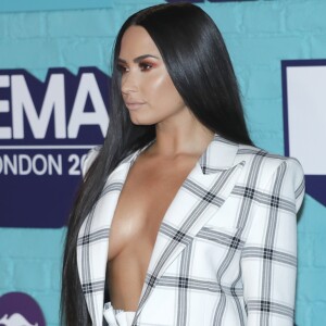 Demi Lovato deixou boa forma em evidência ao apostar em terno com decote profundo