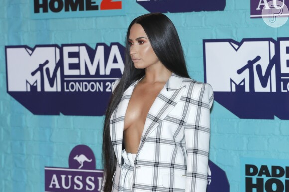 Demi Lovato deixou boa forma em evidência ao apostar em terno com decote profundo