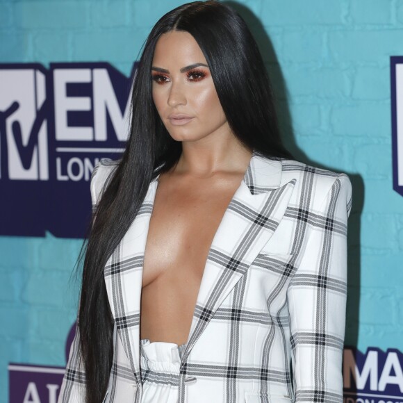 Conjunto de alfaiataria usado por Demi Lovato no EMA 2017 é da marca Styland Store