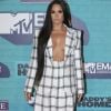 Demi Lovato aposta em look de alfaiataria com decote profundo no EMA 2017