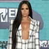 Demi Lovato usa look sexy de alfaiataria no Europe Music Awards 2017