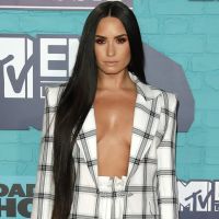 Demi Lovato aposta em look de alfaiataria com decote profundo no EMA 2017. Fotos