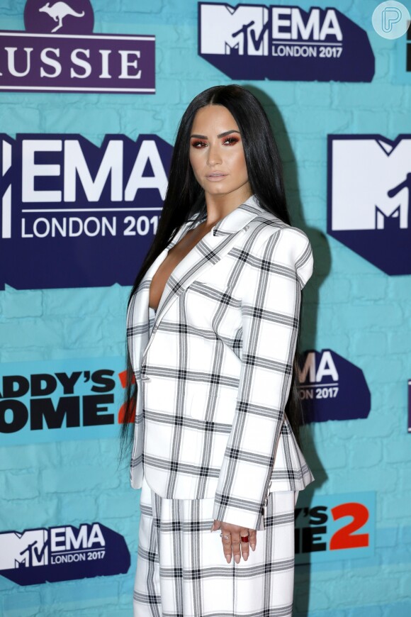Com produção do hairstylist César DeLeön Ramirêz, Demi Lovato exibiu aplique com cabelo superlongo