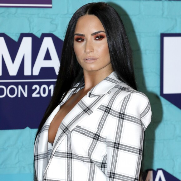 Com produção do hairstylist César DeLeön Ramirêz, Demi Lovato exibiu aplique com cabelo superlongo