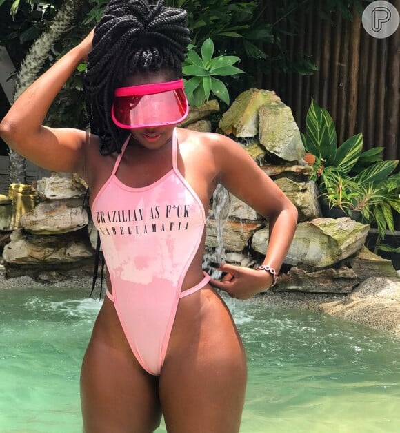 A cantora Iza exibiu as curvas poderosas em um modelo rosa supercavado da loja Labellamafia, no valor de R$ 160