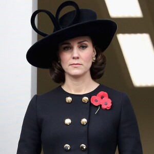 Chapéu com alças foi escolhido por Kate Middleton para prestigiar o Remembrance Sunday Service, que presta homenagem às pessoas que sofreram com a Primeira Guerra Mundial