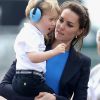 Tentando ter a rotina mais normal possível, Kate Middleton leva o filho George, de 4 anos, ao colégio diariamente
