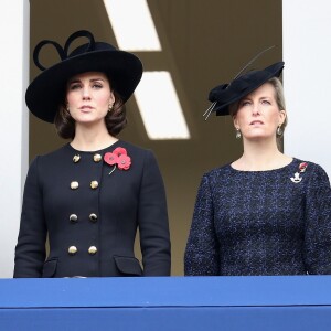 Acompanhada por princesa Alexandra e Sophie, condessa de Wessex, Kate Middleton exibiu cabelo com penteado que simula um corte chanel