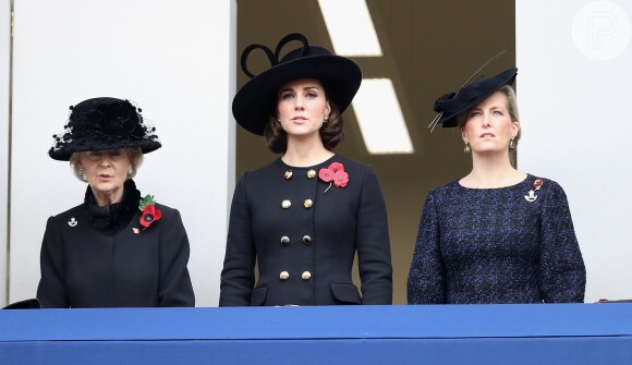 Acompanhada por princesa Alexandra e Sophie, condessa de Wessex, Kate Middleton exibiu cabelo com penteado que simula um corte chanel