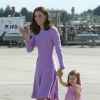 Kate Middleton aposta em looks monocromáticos em viagens