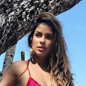 Munik Nunes, vencedora do 'Big Brother Brasil 16', usou biquíni bicolor top cortininha e calcinha lacinho empina bumbum