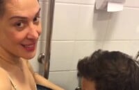 Claudia Raia faz tratamento inusitado com gelo e marido filma em vídeo publicado neste domingo, dia 13 de novembro de 2017