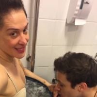 Claudia Raia faz tratamento inusitado com gelo e marido filma: 'Caipirinha'