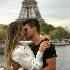 Arthur Aguiar rebateu seguidora que criticou a diferença de idade entre ele e Mayra Cardi nesta segunda-feira, 13 de novembro de 2017