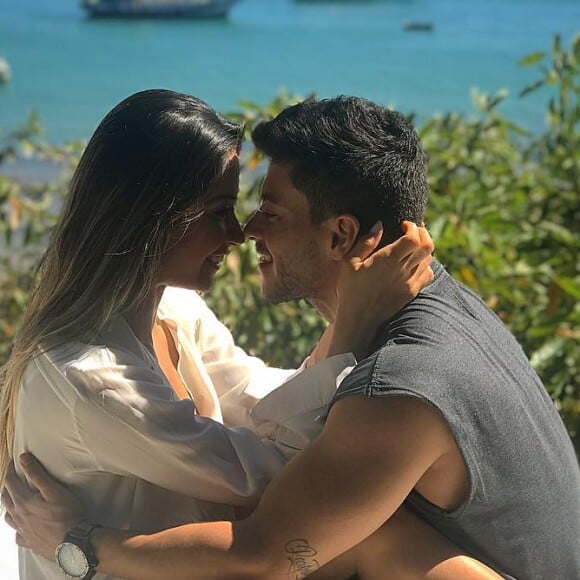 Arthur Aguiar e Mayra Cardi assumiram o namoro em julho de 2017