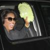 Sempre muito bem humorada, ao entrar no carro, Oprah tirou as pantufas e as mostrou para os fotógrafos de plantão