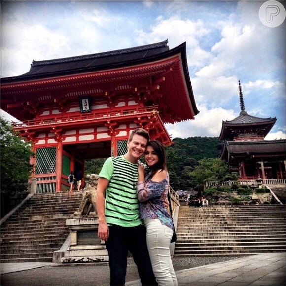 Michel Teló e Thais Fersoza viajaram para o Japão em setembro de 2013; casal curtiu momentos juntos em Kyoto, onde visitaram um templo budista