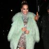 Para se proteger do frio de Londres, Rita Ora sobrepôs o vestido de paetês com um casaco de pelos verde