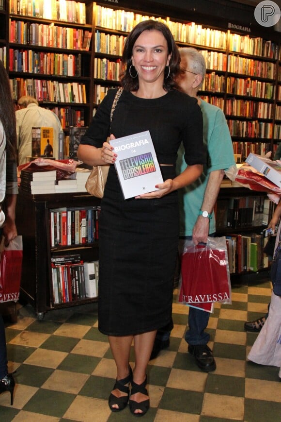 Ana Paula Araújo esteve presente no lançamento do livro 'Biografia da Televisão Brasileira'