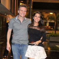 Casados, Michel Teló e Thais Fersoza passeiam em shopping carioca
