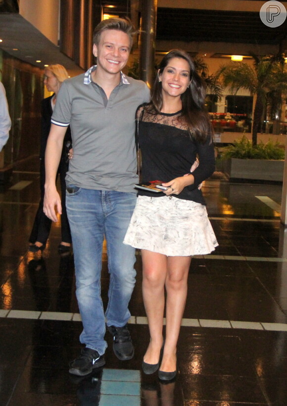 Michel Teló e Thais Fersoza passearam em um shopping da Zona Oeste do Rio de Janeiro na noite de quarta-feira, 14 de maio de 2014