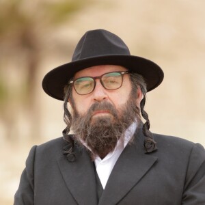 Oziel (Castrinho) é um judeu ortodoxo honesto, trabalhador e mão fechada, na novela 'Apocalipse'