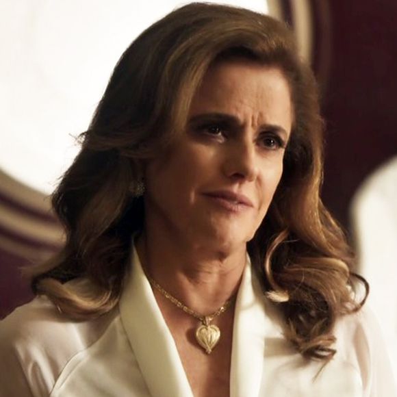 Mariano (Juliano Cazarré) exalta a beleza de Sophia (Marieta Severo) e faz tudo o que a patroa manda, na novela 'O Outro Lado do Paraíso'