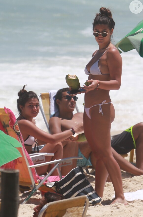 Giulia Costa esteve na praia da Reserva, Zona Oeste do Rio de Janeiro, nesta terça-feira, 14 de novembro de 2017