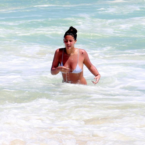 Giulia Costa se refrescou na praia da Reserva, Zona Oeste do Rio de Janeiro