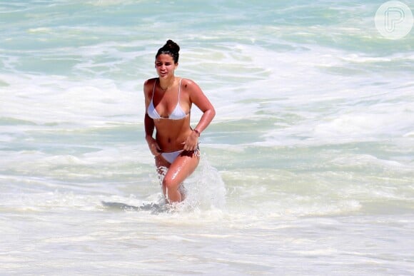 Na Praia da Reserva, no Rio, Giulia Costa mergulhou e tomou sol