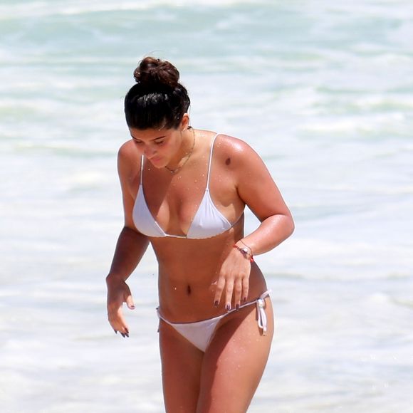 Giulia Costa foi fotografada com uma amiga na praia nesta terça-feira, 14 de novembro de 2017