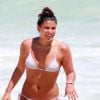 Giulia Costa mostrou o corpo bronzeado em praia carioca nesta terça-feira, 14 de novembro de 2017