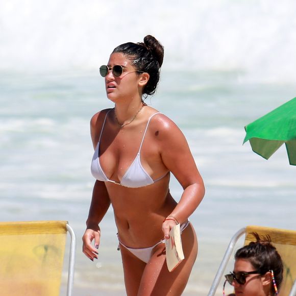 Giulia Costa tomou sol na praia da Reserva nesta terça-feira, 14 de novembro de 2017