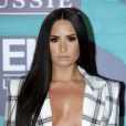  Demi Lovato participou do EMA 2017, o MTV Europe Music Awards, onde usou um look de alfaiataria com decote profundo 