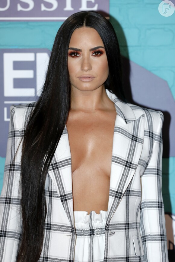Demi Lovato participou do EMA 2017, o MTV Europe Music Awards, onde usou um look de alfaiataria com decote profundo