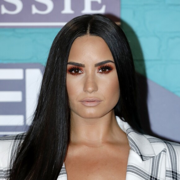 Demi Lovato participou do EMA 2017, o MTV Europe Music Awards, onde usou um look de alfaiataria com decote profundo