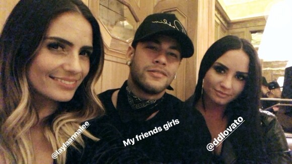 Neymar reune amigos em jantar e posta foto com Demi Lovato